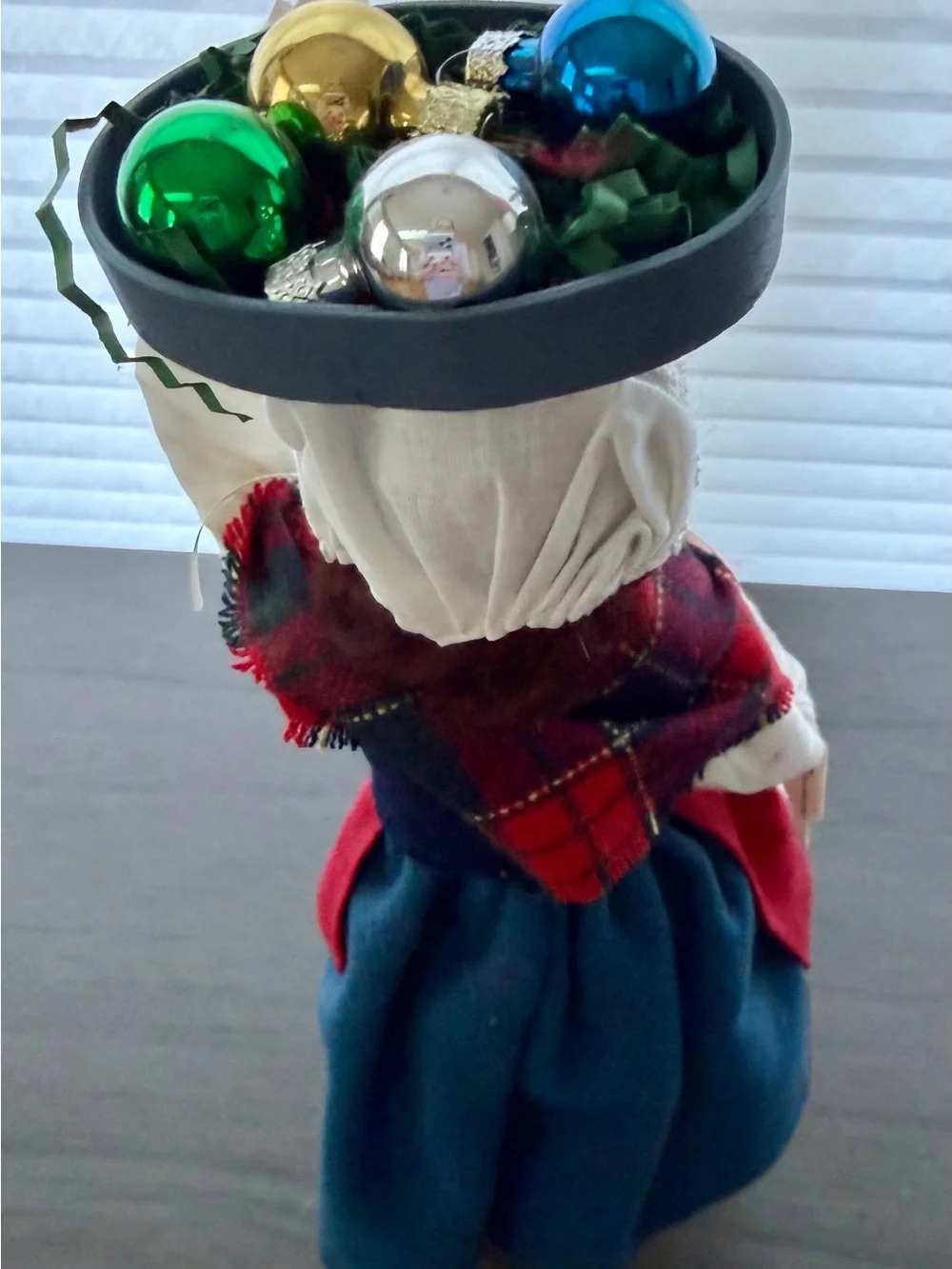 Byers’ Choice 2004 Ornament Seller Caroler Retired w/ Hang Tag